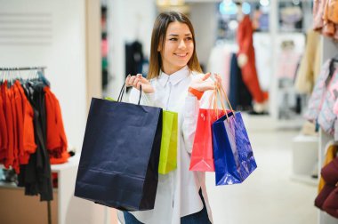moda kız bir mağazada alışveriş.