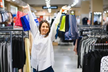 Genç kız alışveriş merkezinden kıyafet almayı seçiyor.