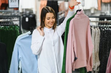 Güzel kadın trendy kıyafetler alışveriş