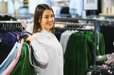 Asyalı güzel kadın butik alışveriş