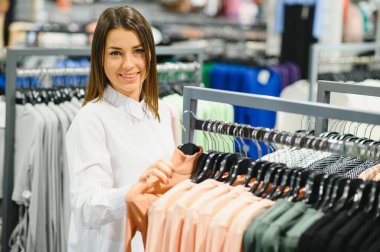 Genç kız alışveriş merkezinden kıyafet almayı seçiyor.