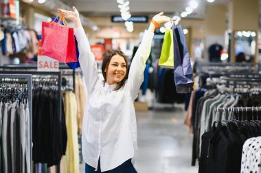 Alışveriş torbalarıyla alışveriş yapan güzel bir kız.