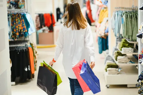 女人在购物 带着购物袋的快乐女人喜欢购物 消费主义 生活方式概念 — 图库照片
