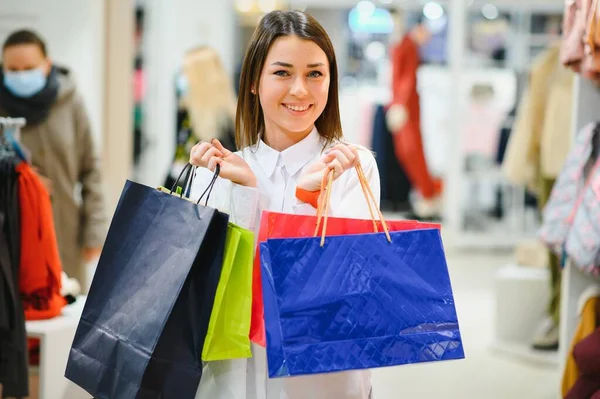 女人在购物 带着购物袋的快乐女人喜欢购物 消费主义 生活方式概念 — 图库照片
