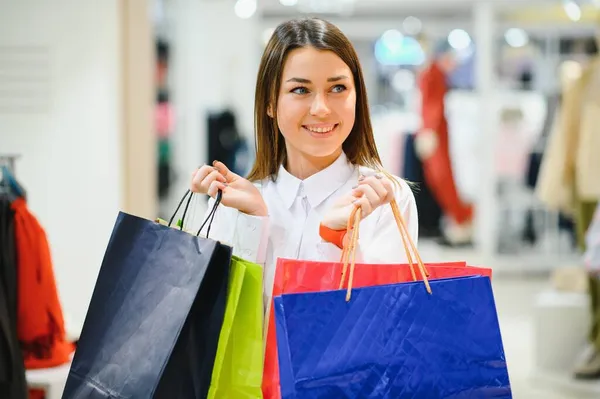 Alışveriş Yapan Bir Kadın Alışveriş Torbalarıyla Alışveriş Yapan Mutlu Bir — Stok fotoğraf