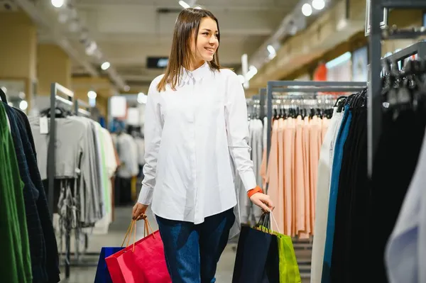 Femme Dans Shopping Femme Heureuse Avec Des Sacs Provisions Appréciant — Photo