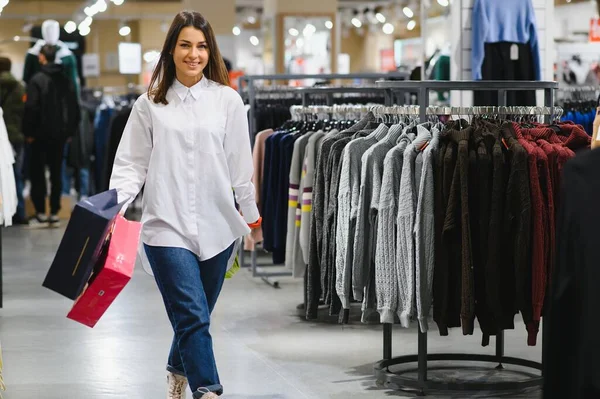 moda kız bir mağazada alışveriş.