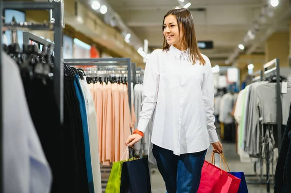 Modieus Meisje Winkelen Een Winkel — Stockfoto