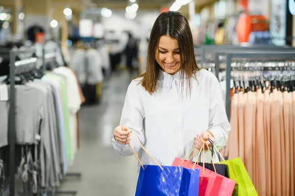 美丽的女人的衣服在商店里购物 — Φωτογραφία Αρχείου