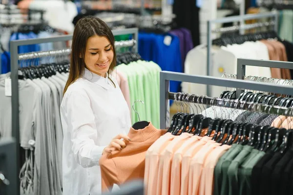 Schöne Frau Die Für Die Kleidung Einem Geschäft Einkaufen — Stockfoto