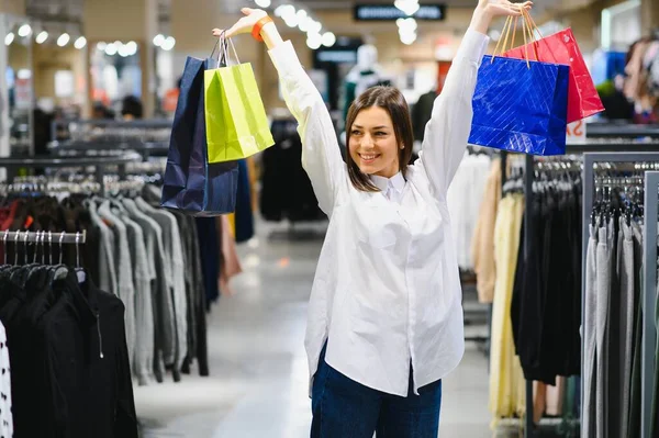 Vacker Kvinna Shopping För Kläder Butik — Stockfoto