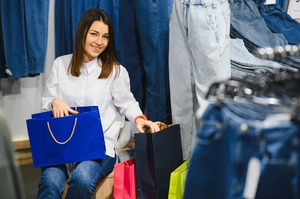 ファッショナブルな女の子の店でのショッピング — ストック写真