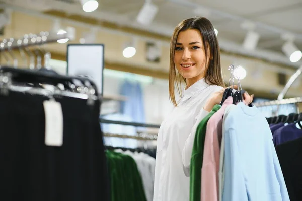 Güzel Bir Kadın Giyim Bir Mağazada Alışveriş — Stok fotoğraf