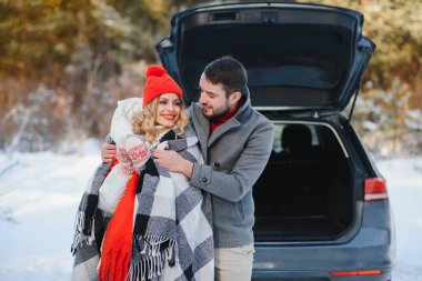 genç bir çift kırmızı kareli bir sıcak çay tutan korunaklı