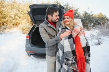 genç bir çift kırmızı kareli bir sıcak çay tutan korunaklı