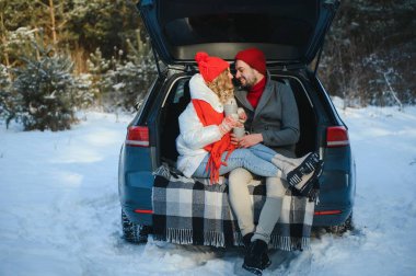 Genç ve çekici çiftin fotoğrafı. Mutlu, pozitif bir gülümseme. Birbirinize bakın.