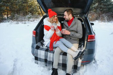 Genç ve çekici çiftin fotoğrafı. Mutlu, pozitif bir gülümseme. Birbirinize bakın.