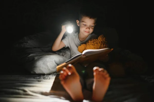 Barnbok Sängen Barn Läser Nätterna Liten Pojke Med Sagoböcker Sovrummet — Stockfoto