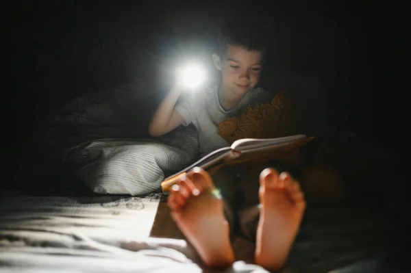 Jongen Met Zaklamp Leesboek Onder Deken Thuis — Stockfoto