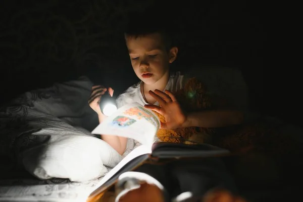 Niño Con Linterna Libro Lectura Bajo Manta Casa —  Fotos de Stock