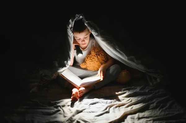 Pojke Åldern Läser Bok Kvällen Mörkret Filt Med Leksaksbjörn — Stockfoto