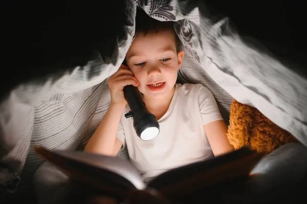 Retrato Lindo Niño Leyendo Cama Con Linterna Habitación Oscura Disfrutando — Foto de Stock