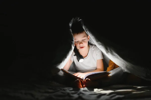 Lendo Livro Usando Lanterna Menino Roupas Casuais Deitado Perto Tenda — Fotografia de Stock