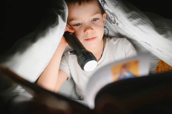 Lectura Libro Uso Linterna Niño Con Ropa Casual Acostado Cerca —  Fotos de Stock