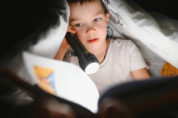 Libro Lectura Infantil Cama Los Niños Leen Por Noche Niño — Foto de Stock