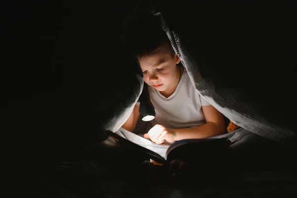 Retrato Lindo Niño Leyendo Cama Con Linterna Habitación Oscura Disfrutando — Foto de Stock