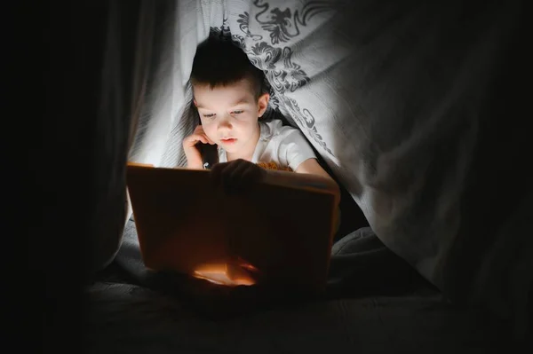 Lectura Libro Uso Linterna Niño Con Ropa Casual Acostado Cerca —  Fotos de Stock