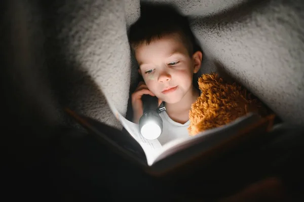 Lendo Livro Usando Lanterna Menino Roupas Casuais Deitado Perto Tenda — Fotografia de Stock