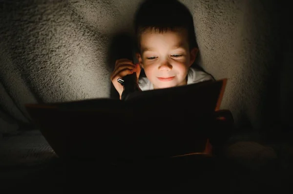 Retrato Lindo Niño Leyendo Cama Con Linterna Habitación Oscura Disfrutando —  Fotos de Stock