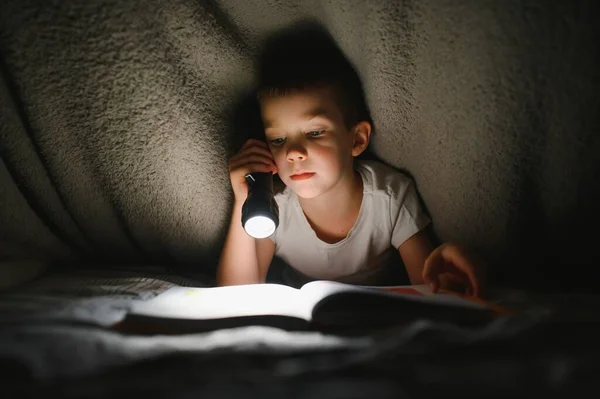 Niño Con Linterna Libro Lectura Bajo Manta Casa —  Fotos de Stock