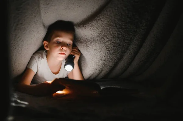 Niño Con Linterna Libro Lectura Bajo Manta Casa — Foto de Stock
