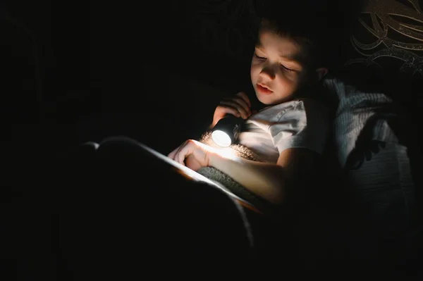 Junge Mit Taschenlampe Liest Buch Unter Decke Hause — Stockfoto