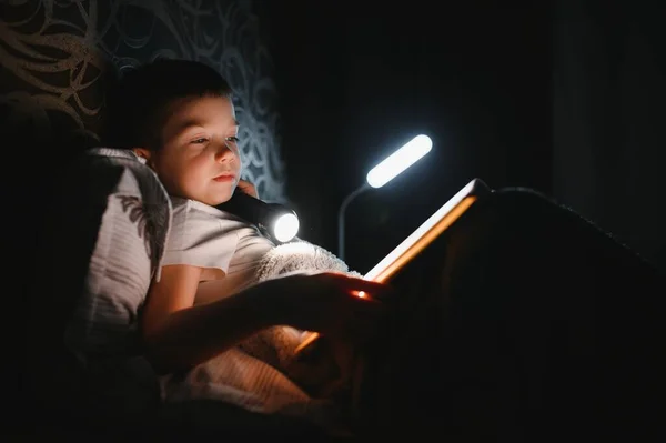 Barnbok Sängen Barn Läser Nätterna Liten Pojke Med Sagoböcker Sovrummet — Stockfoto