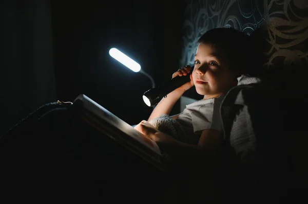 Retrato Lindo Niño Leyendo Cama Con Linterna Habitación Oscura Disfrutando — Foto de Stock