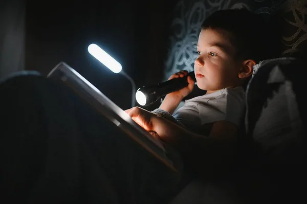 Evde Battaniyenin Altında Fener Okuyan Bir Çocuk Var — Stok fotoğraf