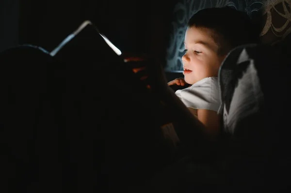 Retrato Lindo Niño Leyendo Cama Con Linterna Habitación Oscura Disfrutando — Foto de Stock