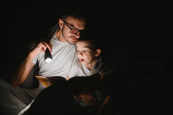 Χαρούμενη Οικογένεια Διαβάζει Παραμύθι Κάτω Από Κουβέρτα Βράδυ Πατέρας Και — Φωτογραφία Αρχείου