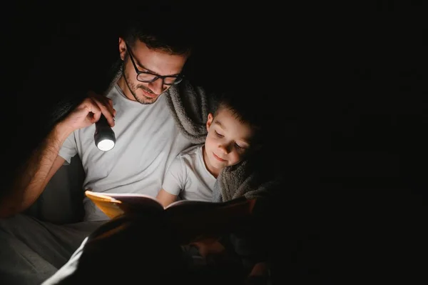Πατέρας Και Γιος Φακό Ανάγνωση Βιβλίο Κάτω Από Κουβέρτα Στο — Φωτογραφία Αρχείου