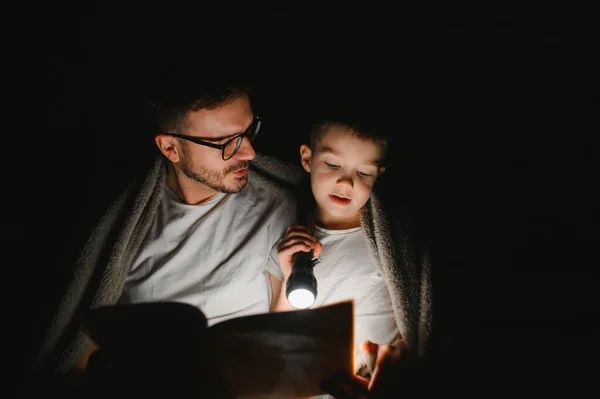 Vater Und Kleiner Sohn Lesen Hause Gute Nacht Geschichte — Stockfoto