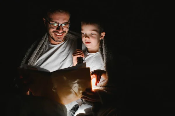 Padre Suo Figlio Che Leggono Favola Della Buonanotte Casa — Foto Stock