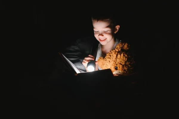 Βιβλίο Για Παιδιά Στο Κρεβάτι Παιδιά Διαβάζουν Νύχτα Μικρό Αγόρι — Φωτογραφία Αρχείου