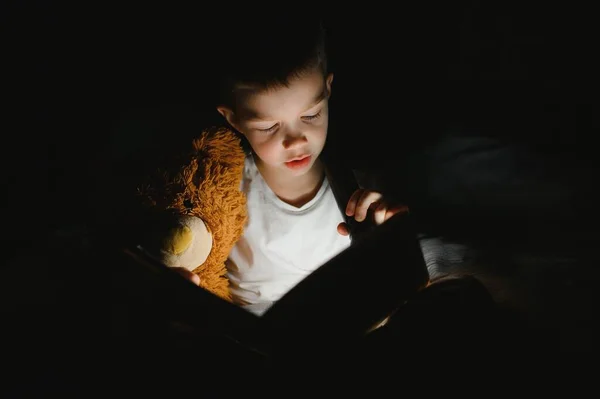 Pojke Med Ficklampa Läsa Bok Filt Hemma — Stockfoto