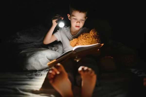 Retrato Lindo Niño Leyendo Cama Con Linterna Habitación Oscura Disfrutando —  Fotos de Stock