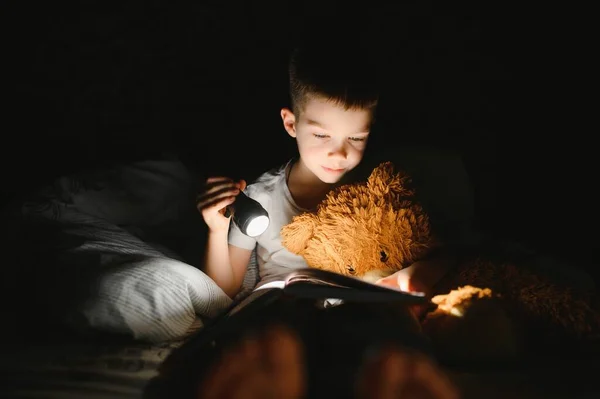 Lectura Libro Uso Linterna Niño Con Ropa Casual Acostado Cerca —  Fotos de Stock