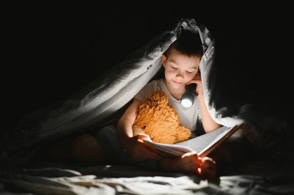 Дитина Читає Книжку Ліжку Діти Читають Вночі Маленький Хлопчик Казковими — стокове фото