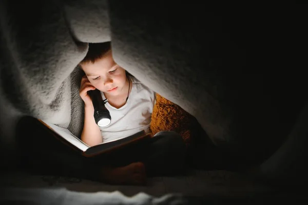 Lectura Libro Uso Linterna Niño Con Ropa Casual Acostado Cerca —  Fotos de Stock